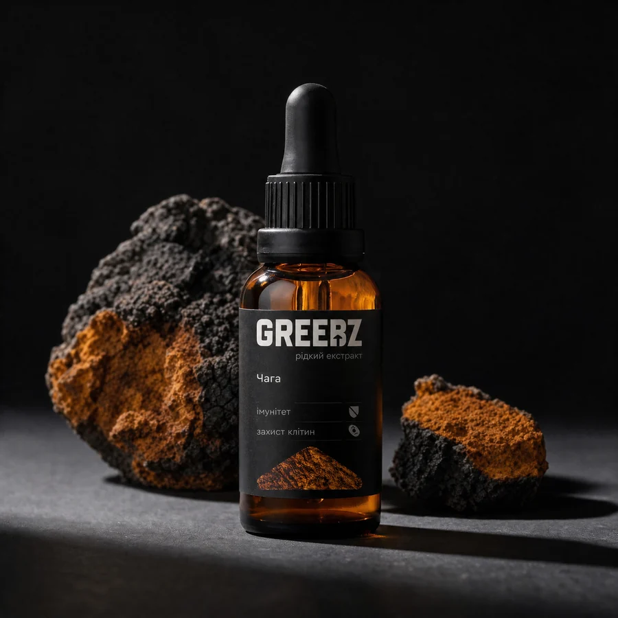 Флакон екстракту чаги GREEBZ 30 мл поруч із шматком чаги на чорному тлі