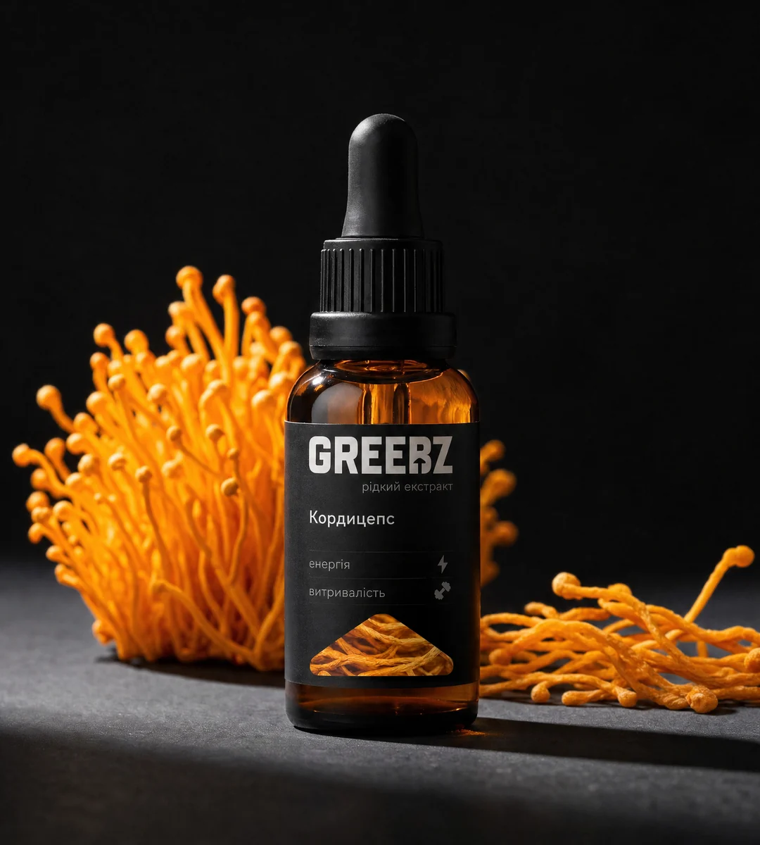 Флакон екстракту кордицепса GREEBZ 30 мл поруч із плодовими тілами кордицепса на чорному тлі