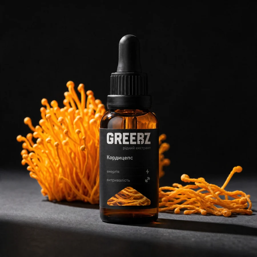 Флакон екстракту кордицепса GREEBZ 30 мл поруч із плодовими тілами кордицепса на чорному тлі