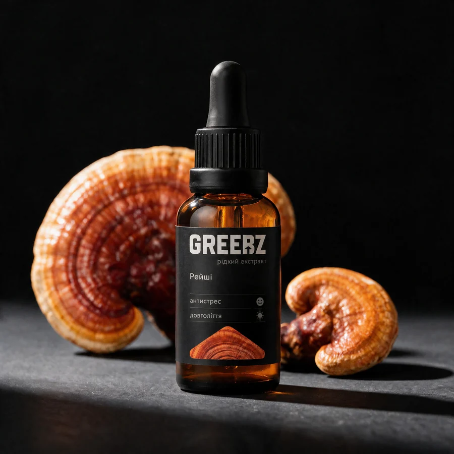 Флакон екстракту рейші GREEBZ 30 мл поруч із плодовим тілом рейші на чорному тлі