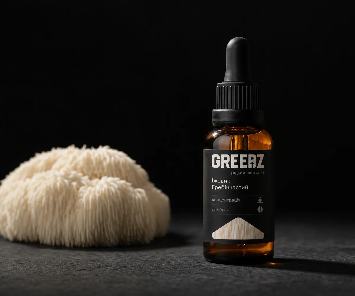 Флакон екстракту їжовика GREEBZ 30 мл поруч із плодовим тілом їжовика на темному сланці